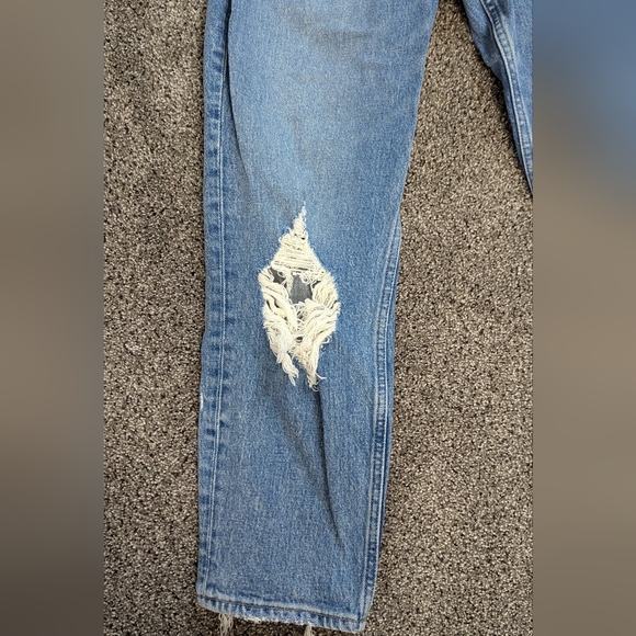 Abercrombie & Fitch High Rise Mom Jean, Curve Love, Distressed, Size 30/10R - Picture 2 of 9